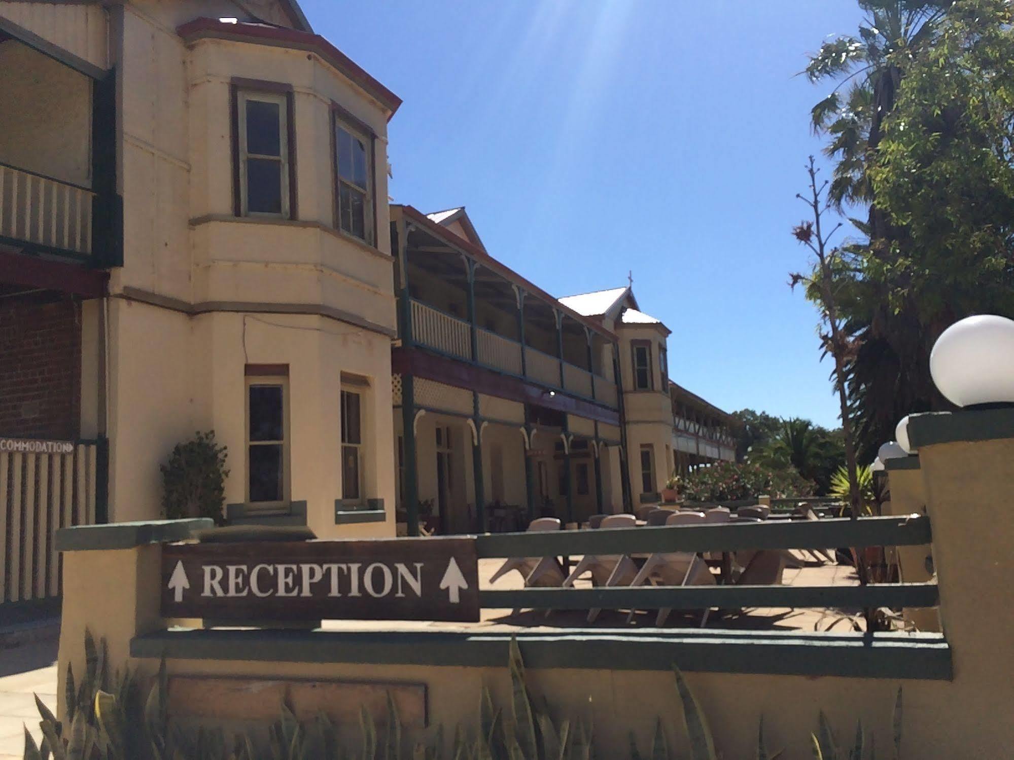 The Priory Hotel Dongara Esterno foto